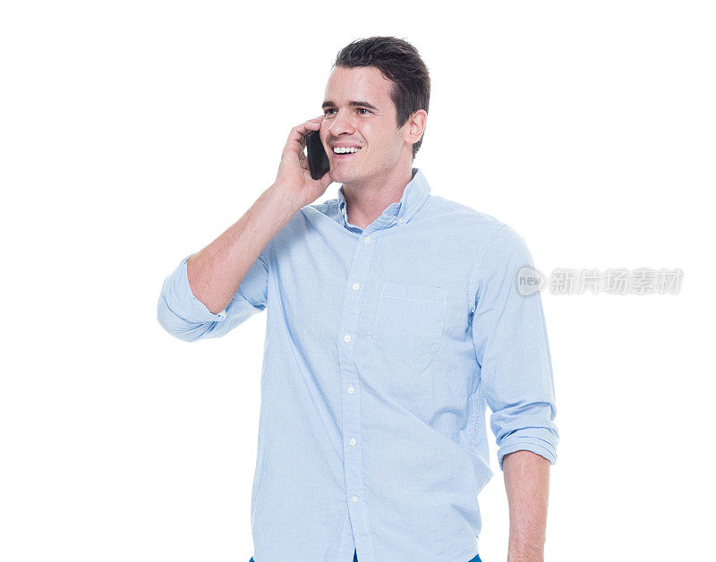 一个男人只/一人/腰部以上/正面20-29岁的成年人英俊的人白人男性/年轻男子站着穿衬衫/衬衫谁是微笑/快乐/愉快/交谈/凉爽的态度和拿着手机